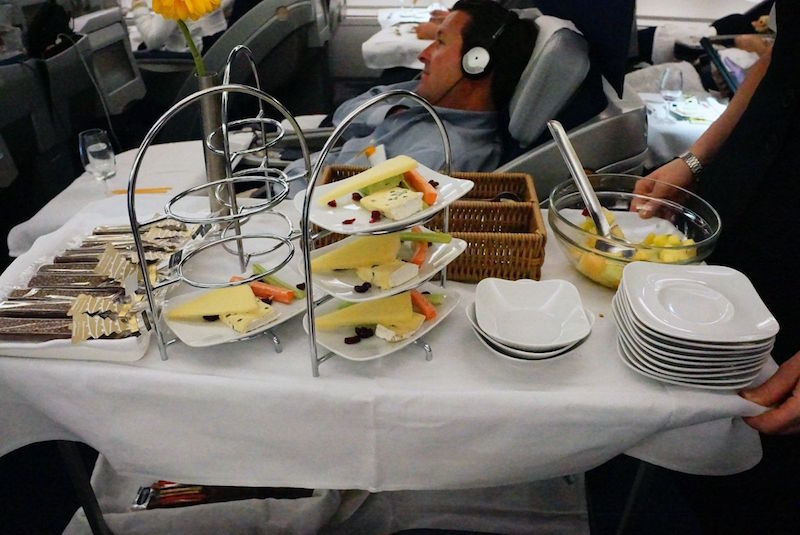 Инфографика от Lufthansa: сколько еды и напитков потребляется в рейсе на борту Airbus A380.